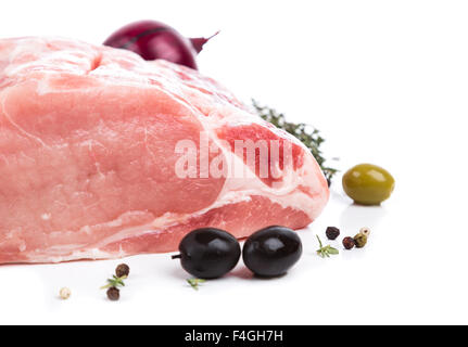 Pezzo la carne cruda da sul lato su sfondo bianco. per la pubblicità, banner o stampare Foto Stock