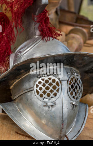 Elmo romano con la visiera, Gladiator Thraex, Festival Romano, Biriciana, fort area, Weissenburg, Baviera, Media Franconia, Germania Foto Stock