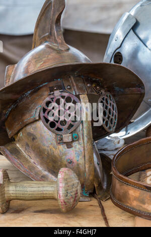Elmo romano con la visiera, Gladiator Thraex, Festival Romano, Biriciana, fort area, Weissenburg, Baviera, Media Franconia, Germania Foto Stock