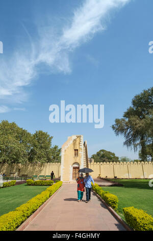 Jaipur, India-March 20, 2014:Non identificato in visita turistica weird architettura dell'Osservatorio Jantar Mantar con astronomical Foto Stock