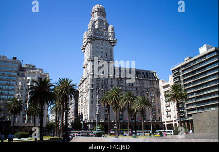 Palazzo Salvo da Independence Plaza a Montevideo, Uruguay Foto Stock