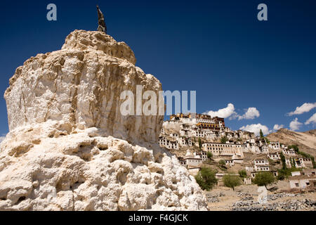India, Jammu e Kashmir, Ladakh, Thiksey, vecchi chorten imbiancate a calce e hillside gompa Foto Stock