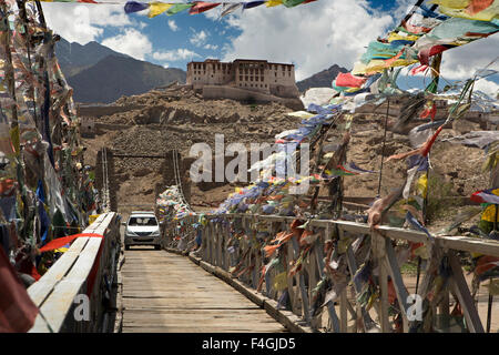 India, Jammu e Kashmir, Ladakh, Stakna, auto attraversando strette sospensione ponte sul fiume Indo, vicino Gompa Foto Stock