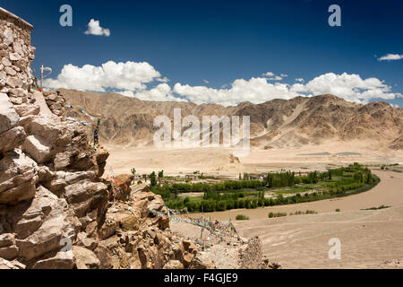 India, Jammu e Kashmir, Ladakh, Stakna village, vista in elevazione dalla collina Gompa Drugpa monastero buddista Foto Stock