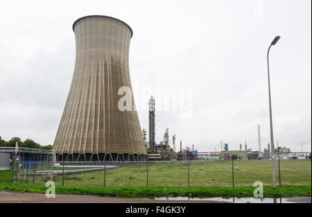 Parte di prodotti chimici industriali complessi, con la torre di raffreddamento a fabbrica chimica, DSM. Geleen, Limburgo, Paesi Bassi. Foto Stock