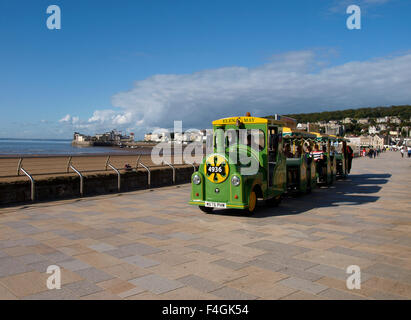 Terra treno lungo la promenade, Weston-super-Mare, Somerset, Regno Unito Foto Stock