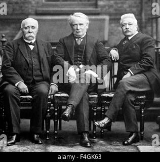 VERSAILLES la conferenza di pace di Parigi del 1919. Da sinistra: George Clemenceau, francese PM, David-Lloyd George, British PM, Vittorio Orlando, Italiano PM. Foto Bain News Service Foto Stock