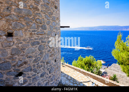 Mattone dettaglio delle basi di una ristrutturazione di un vecchio mulino con vedute del Golfo di Hydra, Hydra Island, Grecia Foto Stock