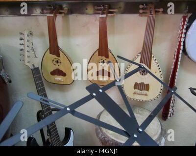 Diversi Ouds a Marrakech, Marocco Musical Instrument shop Foto Stock