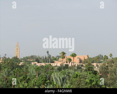 Vista della città di Marrakech, Marocco, veduta aerea della skyline di Marrakech Foto Stock