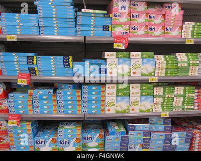 Ripiani di formaggio e cioccolato in francese supermercato Carrefour a Marrakech, Marocco, Africa Foto Stock