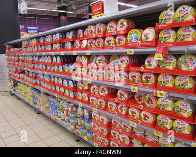 Ripiani di formaggio e cioccolato in francese supermercato Carrefour a Marrakech, Marocco, Africa Foto Stock