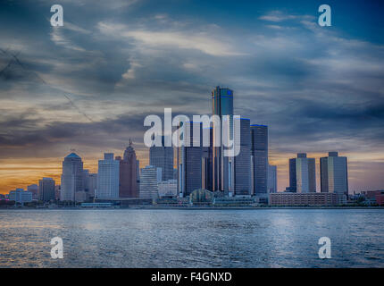 Una vista di Detroit skyline al tramonto con il drammatico effetto HDR Foto Stock