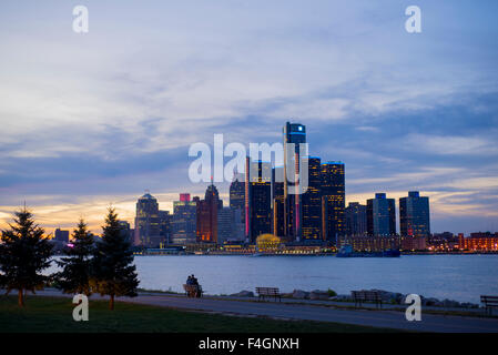 DETROIT, MI-settembre, 2015: una vista sullo skyline di Detroit con la sede mondiale per General Motors Corporation Foto Stock