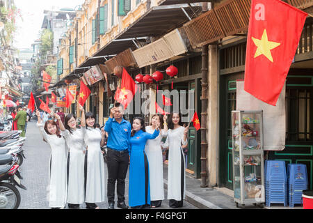 Nozze vietnamita di Hanoi old quarter, coppia felice e damigelle posa per fotografie in strada,Vietnam Foto Stock