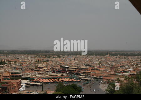 Vista della città di Marrakech, Marocco, vista aerea di Marrakech skyline dalla parte superiore della moschea di Koutoubia Foto Stock