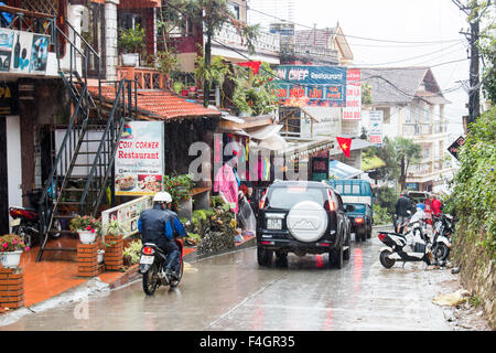 Sapa o Sa Pa è una città di frontiera nel nord-ovest del Vietnam, scatti qui nella piovosa stagione umida Foto Stock