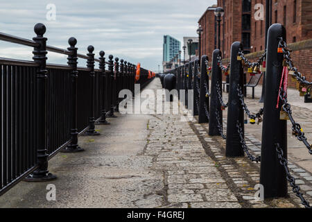 Guardando lungo il lungomare di Liverpool. Foto Stock