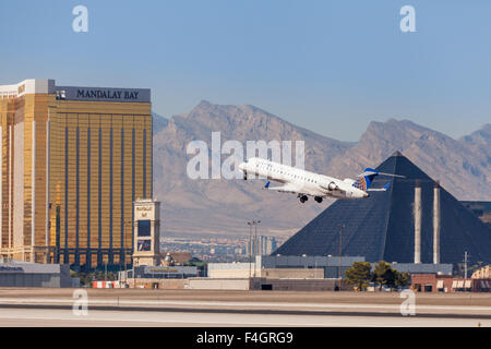 United Airlines decolla da Las Vegas all'Aeroporto Internazionale di McCarran Foto Stock