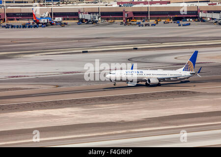 United Airlines in decollo da pista 25R a Las Vegas all'Aeroporto Internazionale di McCarran Foto Stock