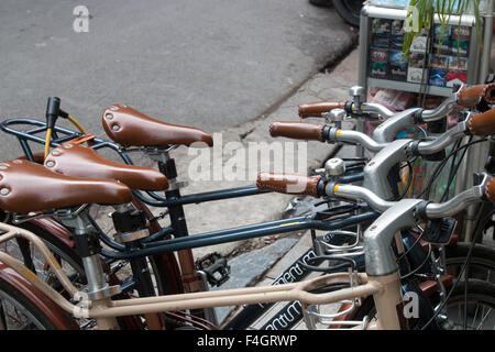 Biciclette ad uso degli ospiti al di fuori di essenza di hanoi old quarter,Vietnam Foto Stock