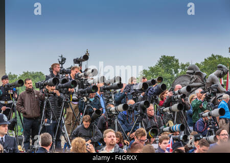 Premere e Paparazzi fotografi raccogliere fuori Buckingham Palace per offerte news Londra Inghilterra REGNO UNITO Foto Stock