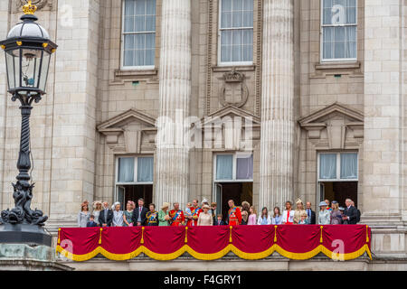 La famiglia reale sul balcone di Buckingham Palace Foto Stock