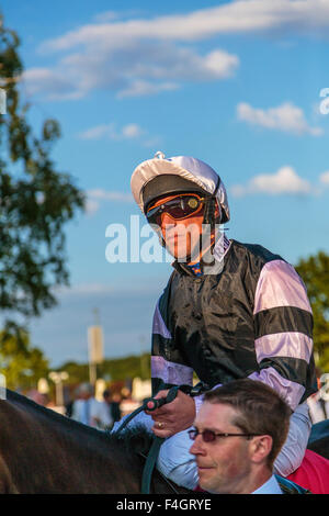 Frankie Dettori nel paddock di Epsom Racecourse, England Regno Unito Foto Stock