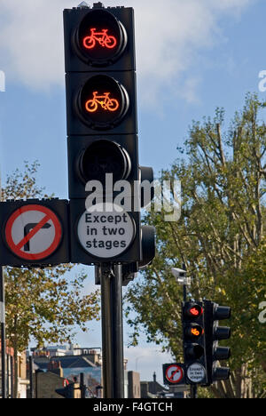 Le luci del traffico per gli utenti di biciclette o i ciclisti sono comuni a Londra e in altre città del Regno Unito. Ai semafori per ciclisti sono ora installati nel Regno Unito. Foto Stock