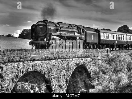 Torbay Express Broadsands incrocio viadotto, trainati da BR, classe standard Pacific n. 70000 Britannia. Foto Stock