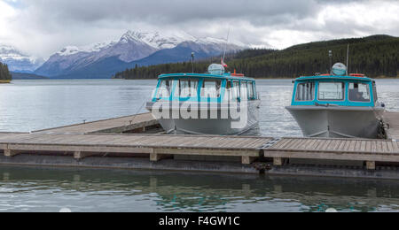 Tour ormeggiate barche sul Lago Maligne nel Parco Nazionale di Jasper, montagne rocciose, Alberta, Canada. Foto Stock