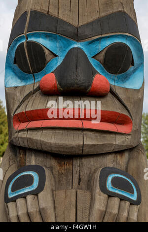 Totem, chiamato ''Chief's Pole''. La parte superiore che rappresenta un bambino umano, a Duncan, Isola di Vancouver, British Columbia, Canada Foto Stock