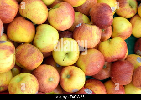 Fresca frutta Apple pronti per la vendita Foto Stock