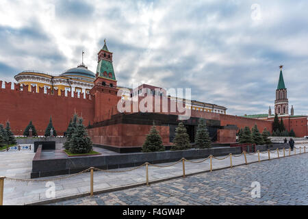Mosca, Russia - 14 Ottobre 2015: Mosca il Cremlino e la Piazza Rossa. Il mausoleo di Lenin contro le mura del Cremlino. Foto Stock