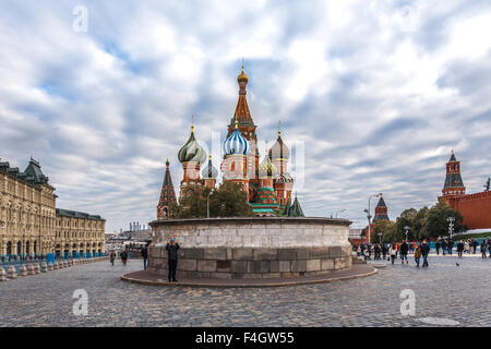 Mosca, Russia - 14 Ottobre 2015: Mosca il Cremlino e la Piazza Rossa. "Lobnoye Mesto' e la Cattedrale di San Basilio. Foto Stock