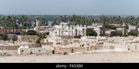 Vista da Zawyet el Amwat, il piccolo passo piramide vicino alla città di El Minya oltre il cimitero musulmano, Medio Egitto Foto Stock