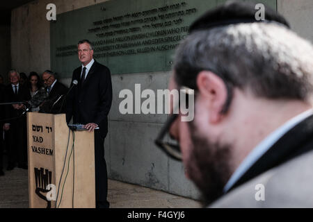 Gerusalemme. Xviii oct, 2015. Sindaco di New York City, BILL DE BLASIO, firma il libro degli ospiti e gli indirizzi dei media di concludere una visita al Memoriale di Yad Vashem Holocaust Museum di Gerusalemme. Questo è de Blasio della quarta visita in Israele, il primo dato di assumere l'ufficio. Credito: Nir Alon/Alamy Live News Foto Stock