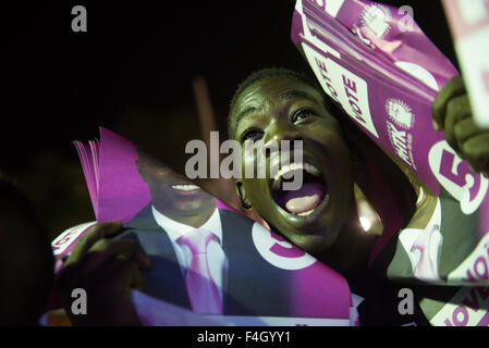 Port au Prince, Haiti. Xvii oct, 2015. Un sostenitore della sentenza Tet Kale Haitian Party (PHTK, per il suo acronimo in spagnolo) partecipa a una riunione della campagna del suo candidato Jovenel Moise in Pentionville di Port-au-Prince, Haiti, il 17 ottobre, 2015. © Luz Sosa/Xinhua/Alamy Live News Foto Stock