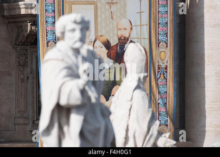 Un arazzo che mostra Louis e Zelie Martin, genitori di santa Teresa di Lisieux, pende dal balcone della Basilica di San Pietro in Vaticano, domenica, 18 ottobre 2015. Papa Francesco canonizzata la Chiesa cattolica la prima coppia sposata in tempi moderni di domenica, dichiarando i genitori della cara Santa Teresa di Lisieux santi nel loro diritto. Credito: Massimo Valicchia/Alamy Live News Foto Stock