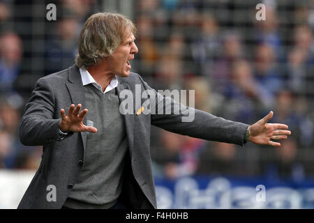 Bochum, Germania. Xviii oct, 2015. Bochum allenatore Gertjan Verbeek dà istruzioni dal bordo del passo durante il tedesco della Seconda Bundesliga partita di calcio tra VfL Bochum e RB a Lipsia il rewirpowerStadion a Bochum, Germania, 18 ottobre 2015. Foto: KEVIN KUREK/DPA (EMBARGO CONDIZIONI - ATTENZIONE: grazie alle linee guida di accreditamento, il DFL consente solo la pubblicazione e utilizzazione di fino a 15 immagini per corrispondenza su internet e nei contenuti multimediali in linea durante la partita.) © dpa/Alamy Live News Foto Stock