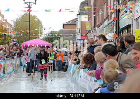 St Marks Hill, Surbiton, SW LONDRA, REGNO UNITO. Il 18 ottobre 2015. Sci domenica e il Seething Luge carità evento ritorna per il settimo anno la raccolta di fondi per lo Shooting Star Chase ospizio per i bambini. Fascetta di concorrenti su ghiaccio Sci e tentare di renderlo al fine dell'acqua saponata pendio a St Marks collina in un mondo a tempo di record. Credito: Julia Gavin UK/Alamy Live News Foto Stock