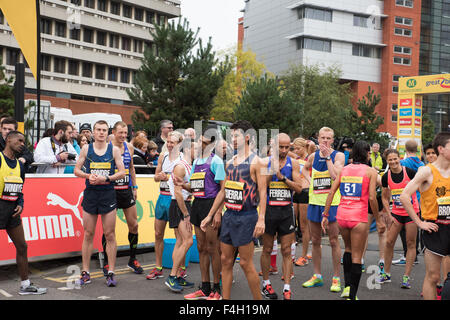 Birmingham, Regno Unito. Il 18 ottobre 2015. Atleti di riscaldamento alla linea di partenza prima del grande Birmingham eseguire mezza maratona Credito: David Holbrook/Alamy Live News Foto Stock