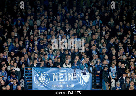 Bochum, Germania. Xviii oct, 2015. Bochum fan tenere un banner che recita "Wir sagen nein zum Projekt Rasenball Leipzig" (diciamo no alla Rasenball Leipzig progetto) durante il tedesco della Seconda Bundesliga partita di calcio tra VfL Bochum e RB a Lipsia il rewirpowerStadion a Bochum, Germania, 18 ottobre 2015. Foto: KEVIN KUREK/DPA (EMBARGO CONDIZIONI - ATTENZIONE: grazie alle linee guida di accreditamento, il DFL consente solo la pubblicazione e utilizzazione di fino a 15 immagini per corrispondenza su internet e nei contenuti multimediali in linea durante la partita.) © dpa/Alamy Live News Foto Stock