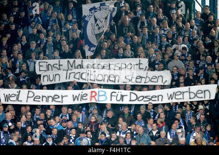 Bochum, Germania. Xviii oct, 2015. Bochum appassionati di tenere un banner in tedesco Bundesliga seconda partita di calcio tra VfL Bochum e RB a Lipsia il rewirpowerStadion a Bochum, Germania, 18 ottobre 2015. Foto: KEVIN KUREK/DPA (EMBARGO CONDIZIONI - ATTENZIONE: grazie alle linee guida di accreditamento, il DFL consente solo la pubblicazione e utilizzazione di fino a 15 immagini per corrispondenza su internet e nei contenuti multimediali in linea durante la partita.) © dpa/Alamy Live News Foto Stock