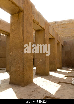 Colonne nella sala del tempio a valle del faraone Khafre del IV dinastia, Giza, vicino al Cairo in Egitto Foto Stock