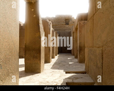 Colonne quadrate nel tempio a valle del faraone Khafre del IV dinastia, Giza, vicino al Cairo in Egitto Foto Stock