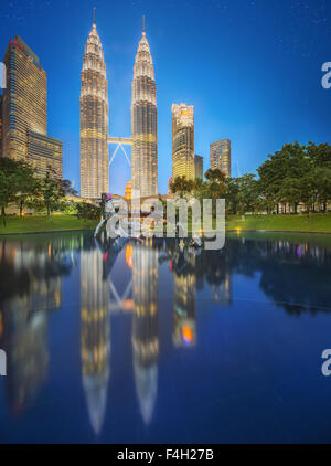 Moderna architettura asiatica, grattacieli e il più alto edificio della Malaysia Foto Stock