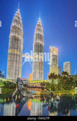 Moderna architettura asiatica, grattacieli e il più alto edificio della Malaysia Foto Stock