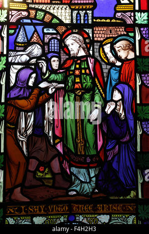 Stained Glass di Lavers e Barraud, progettato da John Pollard Seddon; Cristo che alza il Figlio della vedova di Nain, Dixton Church, Monmouthshire, Galles Foto Stock