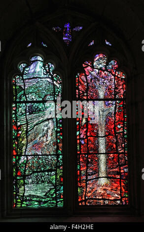 Finestra di vetro colorato da Tom Denny in memoria del sacerdote e poeta Thomas Traherne (c)1637-74, Audley Cappella, Cattedrale di Hereford Foto Stock